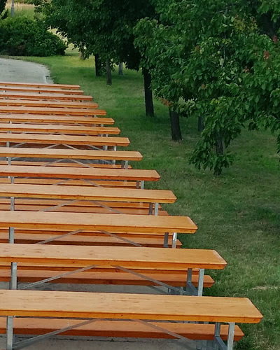 Sörpadok egy sorban a kertben